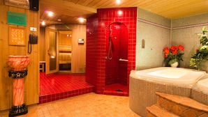 Un sauna con zona de ducha de azulejos rojos, un banco de madera y un gran jarrón de cerámica.