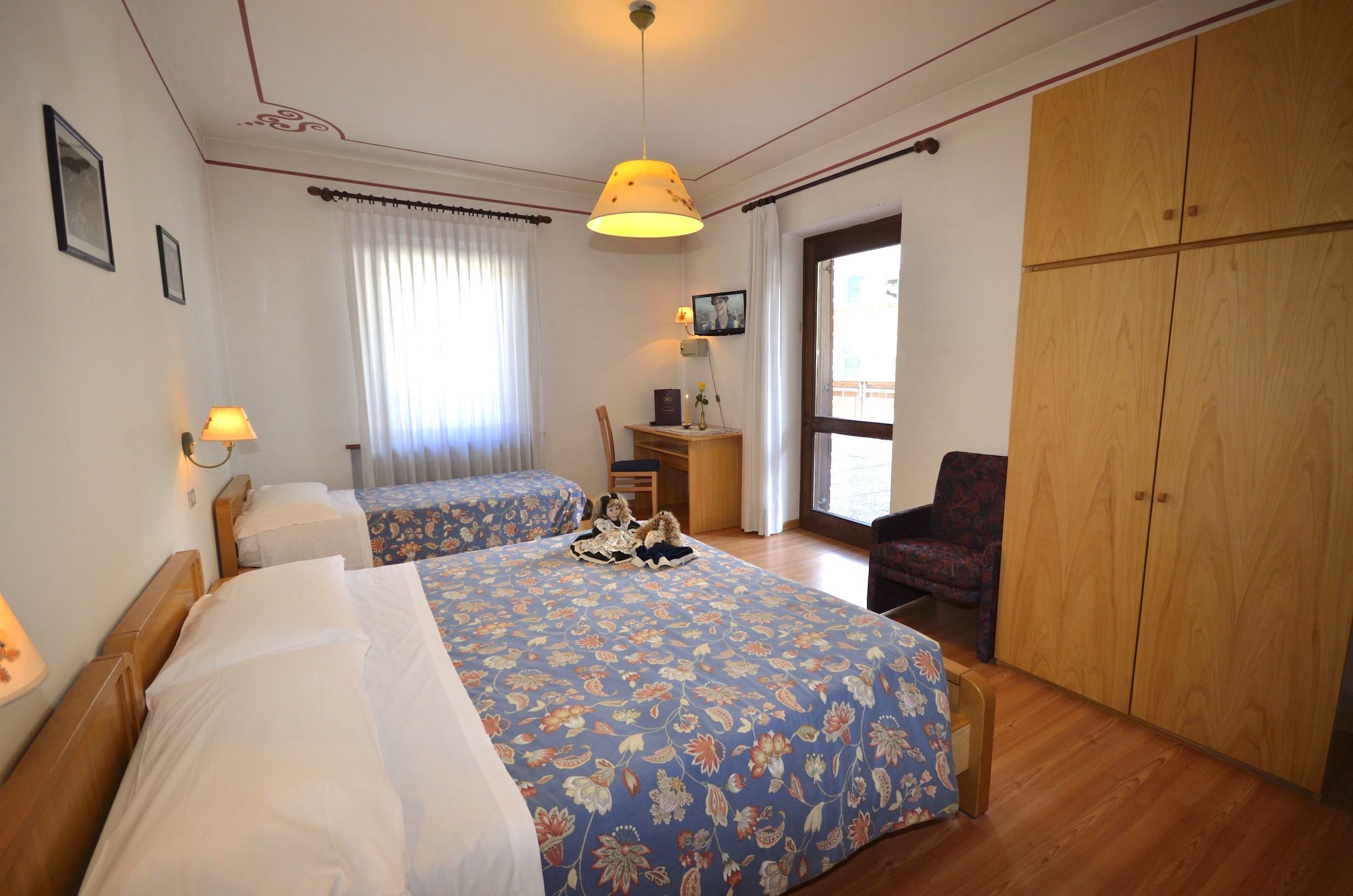 Dreibettzimmer | Zimmersafe, Schreibtisch, laptopgeeigneter Arbeitsplatz