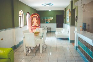 Junior Suite, 1 Queen Bed, Non Smoking, Shared Bathroom | Lobby sitting area