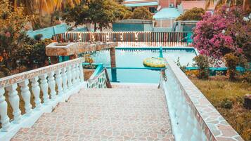 15 outdoor pools