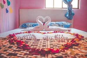 Junior Suite, 1 Queen Bed, Non Smoking, Shared Bathroom | Desk, soundproofing, iron/ironing board, free WiFi