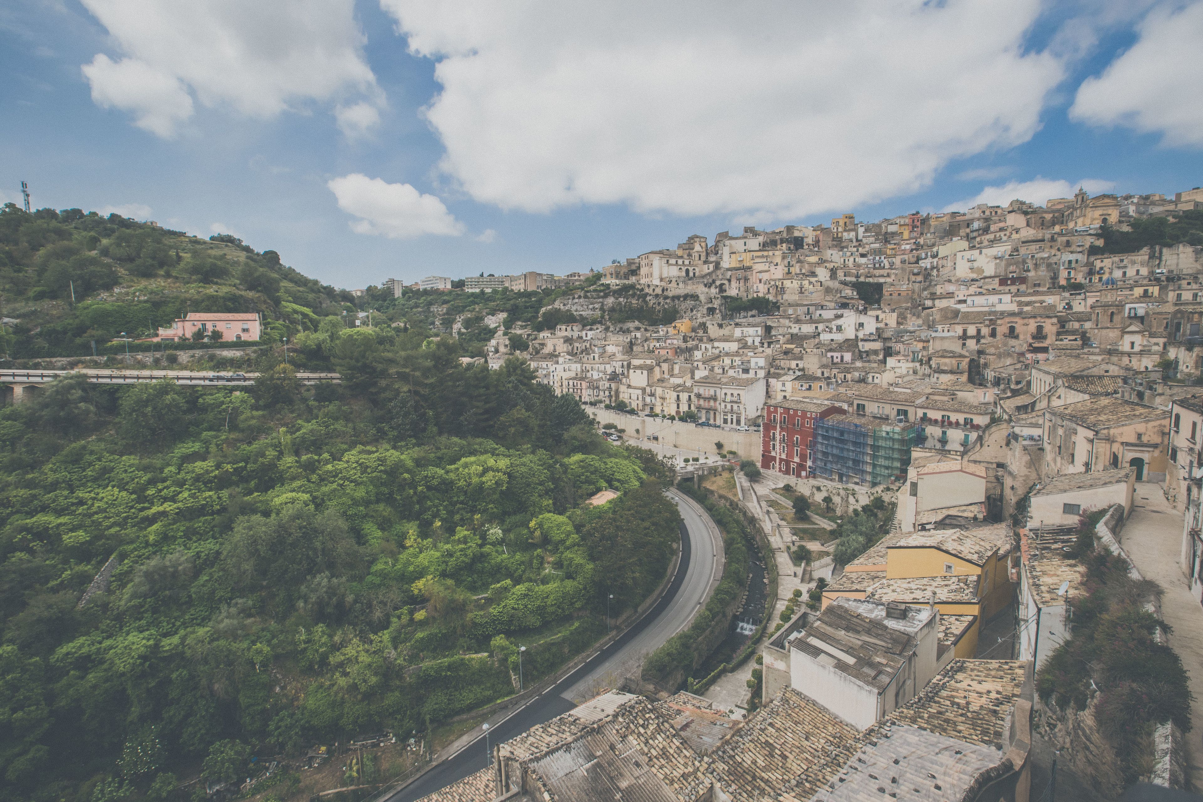 Un pueblo en una ladera con calles estrechas y arquitectura tradicional.