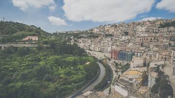Un pueblo en una ladera con calles estrechas y arquitectura tradicional.