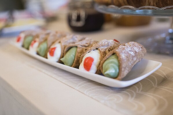 Un plato de cannoli con cubiertas de chocolate y relleno de crema.