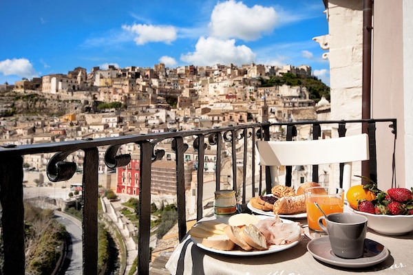 Premium bedding, minibar, in-room safe, soundproofing