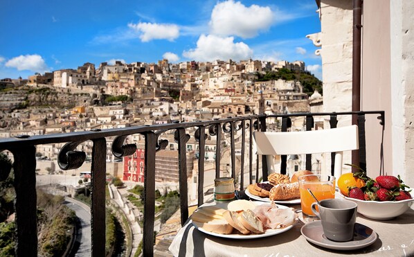 Tripla Deluxe | Biancheria da letto di alta qualità, minibar, una cassaforte in camera