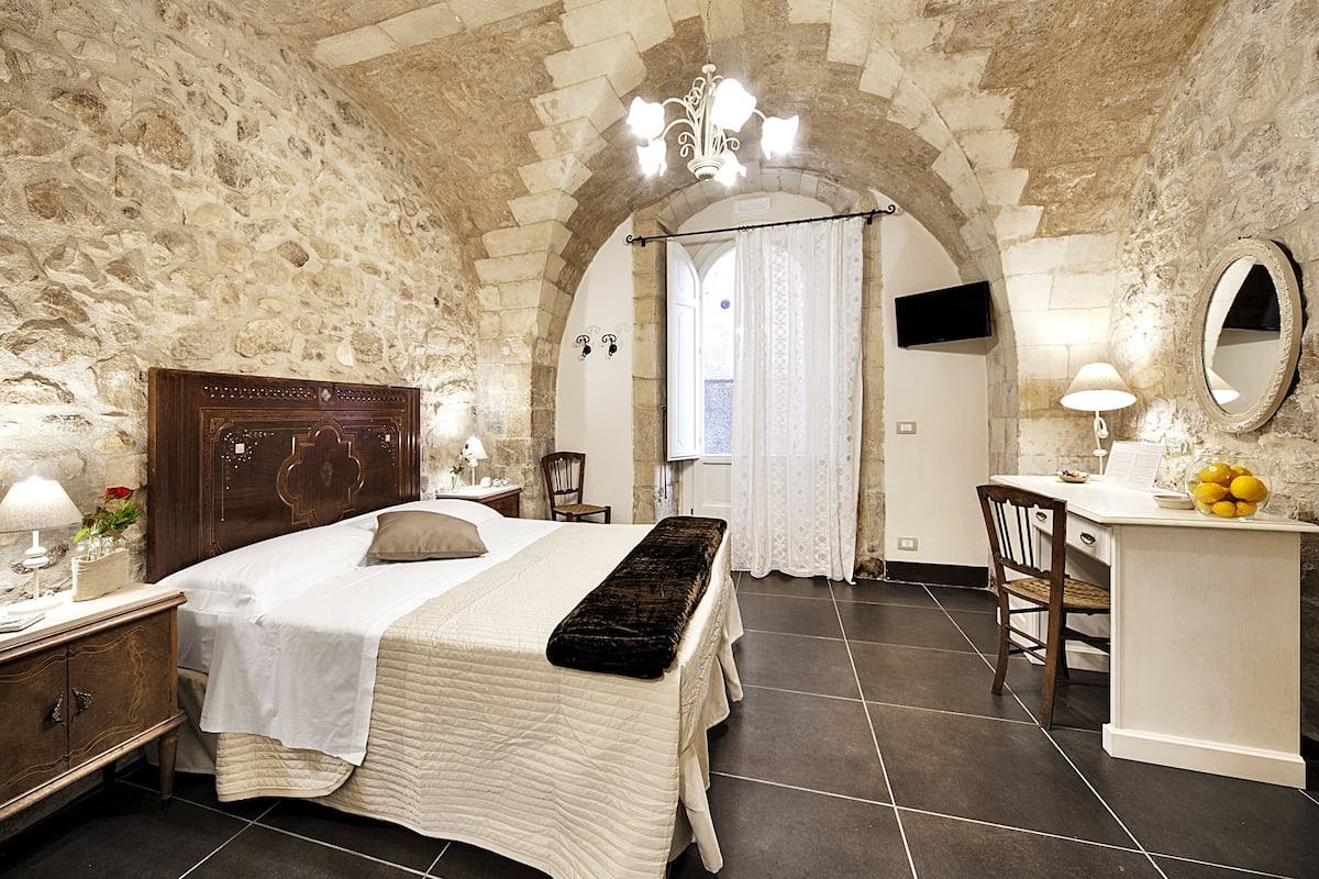 Economy Double or Twin Room | 1 bedroom, premium bedding, minibar, in-room safe