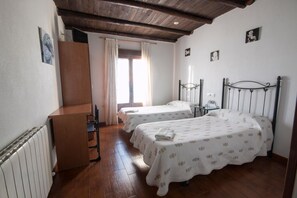Desk, blackout drapes, bed sheets - Hotel El Tirol (Cantagallo)