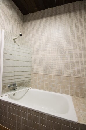 Twin Room | Bathroom | Bathtub, bidet, towels - Hotel El Tirol (Cantagallo)