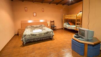 Escritorio, cortinas blackout y ropa de cama