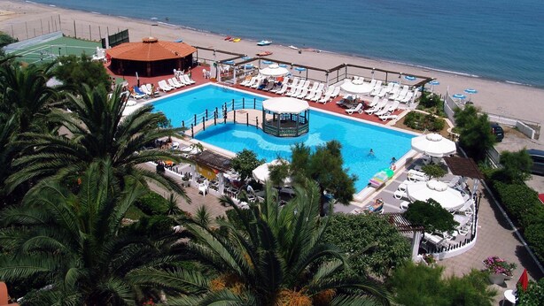 A resort with a central swimming pool, sun loungers, and a beach area. - Hotel Club Costa Elisabeth (Ciro)