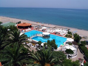 A resort with a central swimming pool, sun loungers, and a beach area. - Hotel Club Costa Elisabeth (Ciro)