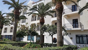 Vista frontal de la propiedad