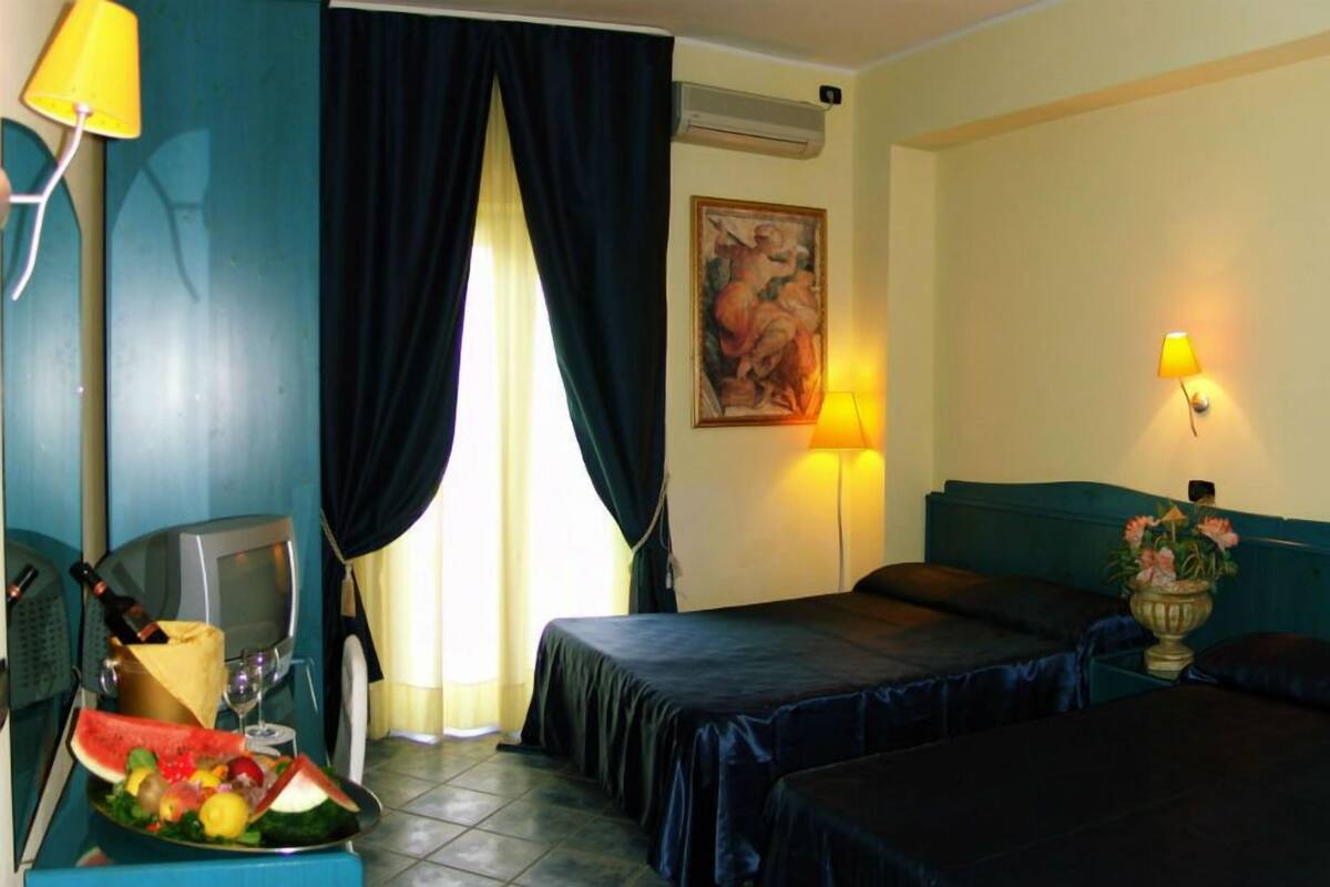 Double Room | In-room safe, desk, WiFi (free), bed sheets