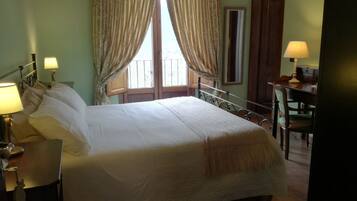 Doppelzimmer | Hochwertige Bettwaren, Schreibtisch, Zustellbetten, kostenloses WLAN