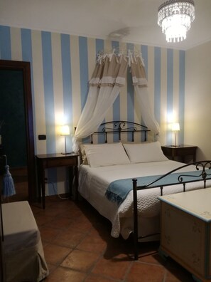 Habitación básica doble | Ropa de cama de alta calidad, escritorio, camas extra y wifi gratis 