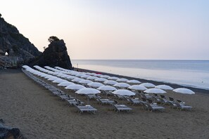 Plage privée à proximité, chaises longues, parasols