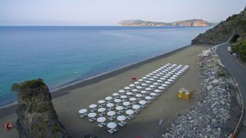 Pantai pribadi di sekitar, kursi berjemur, dan payung pantai