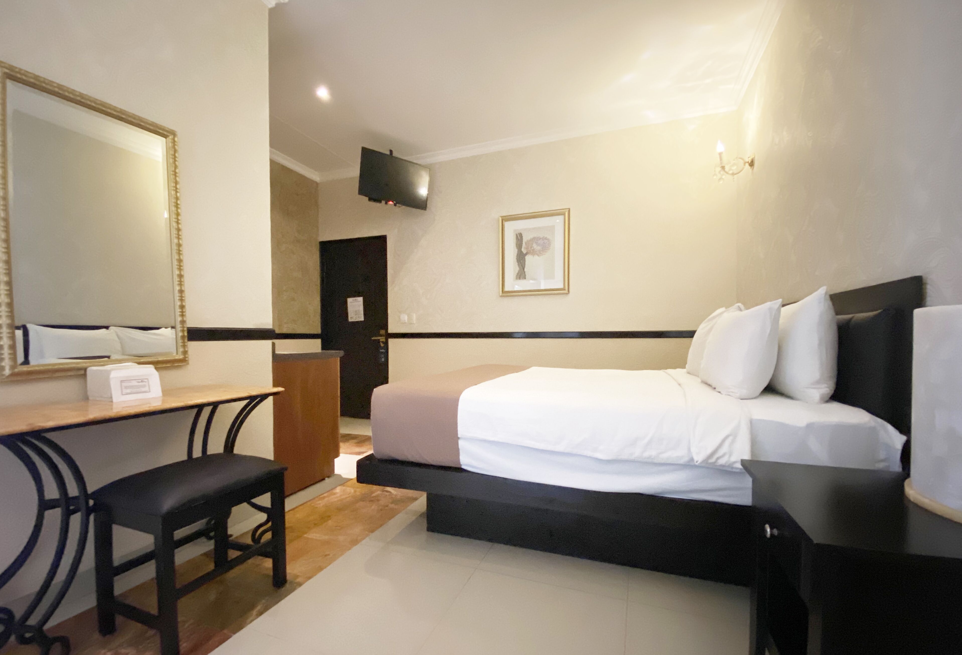 standard room, 1 large single bed | 1 bedroom, premium bedding, down duvets, minibar