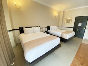 Suite - 2 queensize-senge | 1 soveværelse, premium-sengetøj, dundyner, minibar