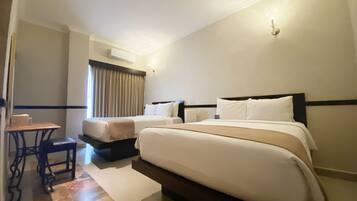 Habitación doble estándar, varias camas | 1 habitación, ropa de cama de alta calidad, edredón y minibar