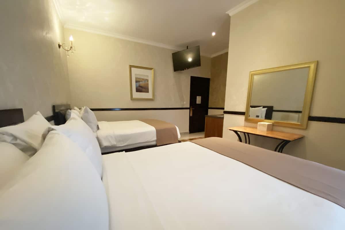 Standaard tweepersoonskamer, meerdere bedden | 1 slaapkamer, luxe beddengoed, donzen dekbedden, een minibar