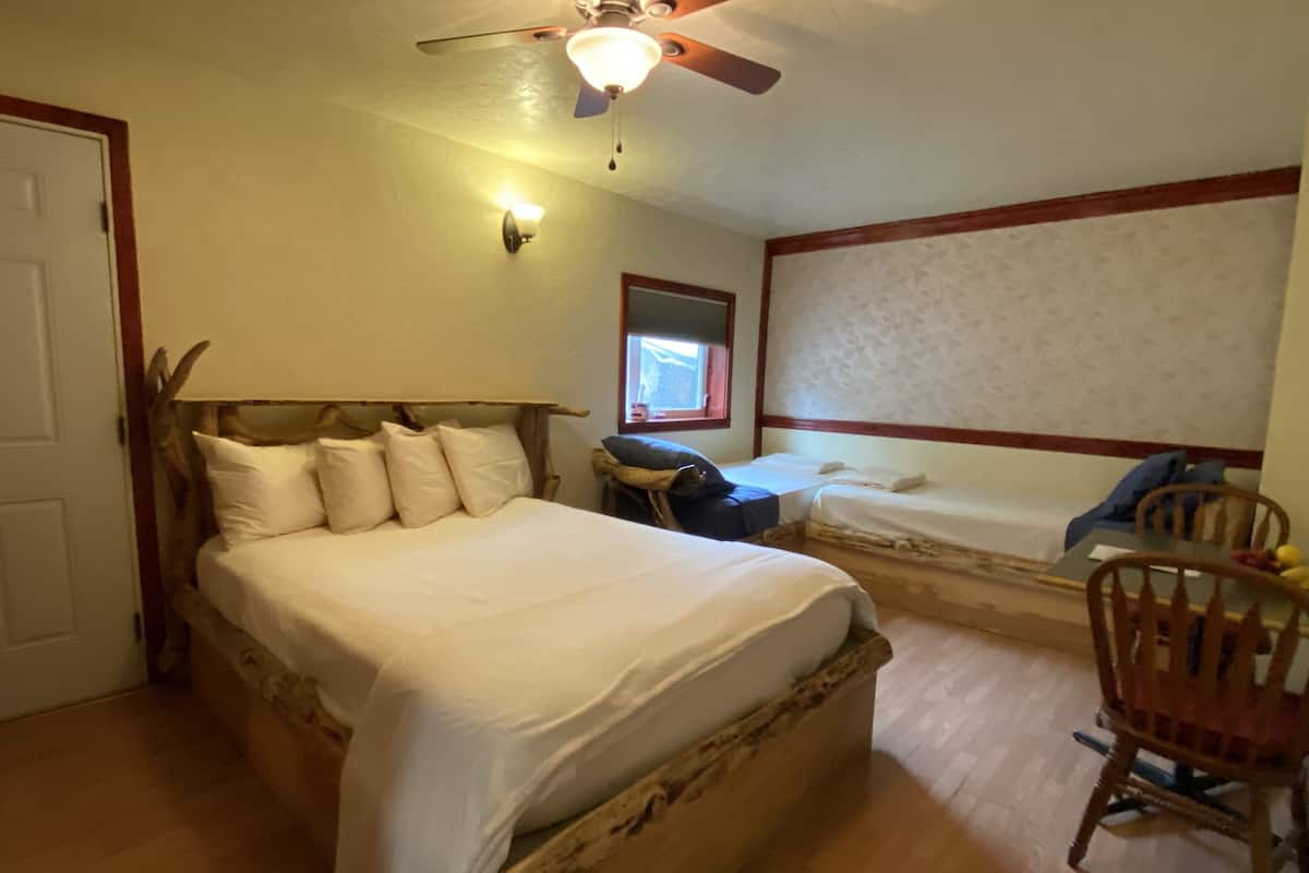 Standaard kamer, 1 slaapkamer | Verduisterende gordijnen, een strijkplank/strijkijzer, gratis babybedden