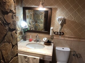 Double Room | Bathroom | Shower, hair dryer, towels, soap - Hostal Dosca (Olivenza)