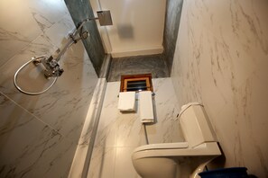 Shower, free toiletries, towels - Temple Tree Hotel Weligama (Weligama)