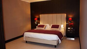 Suite, Balcony | Minibar, in-room safe, desk, soundproofing