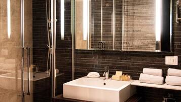 Shower, free toiletries, hair dryer, bidet