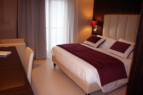 A hotel room with a bed, a desk, and a chair. - Ansharius (Roccaraso)