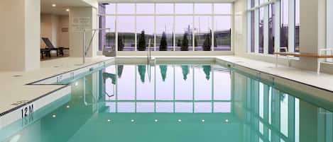 Piscine couverte, accès possible de 06 h 00 à 23 h 00, chaises longues