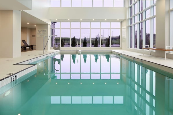 Alberca techada, acceso de 06:00 a 23:00, y camastros