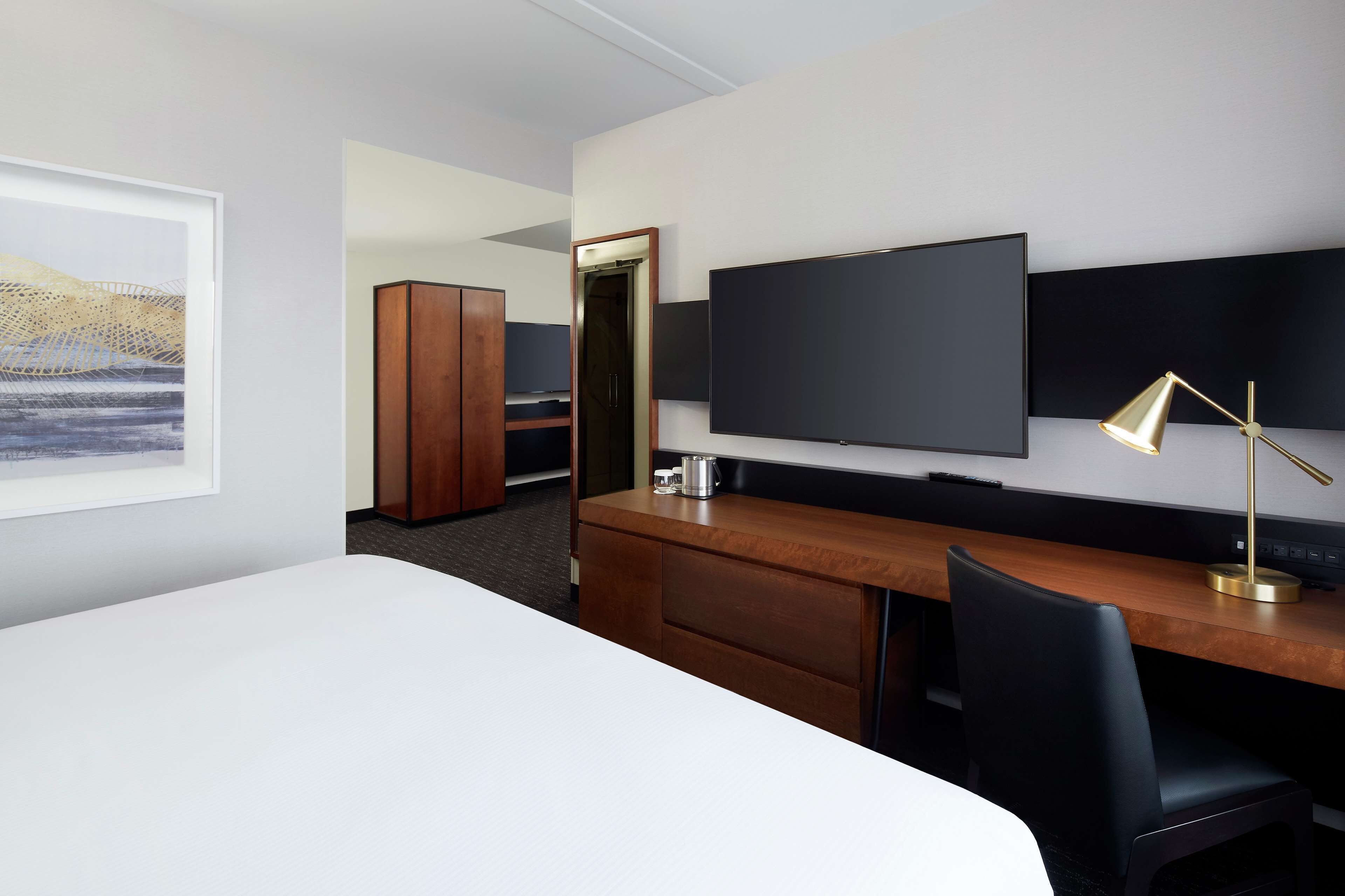 studio suite, 1 king bed | hypo-allergenic bedding, in-room safe, desk, laptop workspace