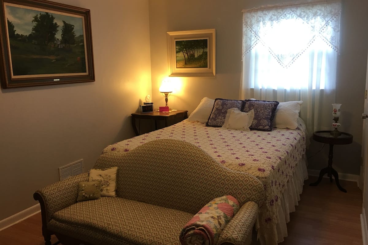 Deluxe kamer, 1 queensize bed, uitzicht op tuin (Blue Room) | 1 slaapkamer, luxe beddengoed, een minibar, individueel gedecoreerd