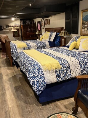 Elite Suite, 2 Queen Beds (Arts and Craft Suite) | 1 bedroom, premium bedding, minibar, individually decorated - The Ashe Farm Bed & Breakfast (Marshall)