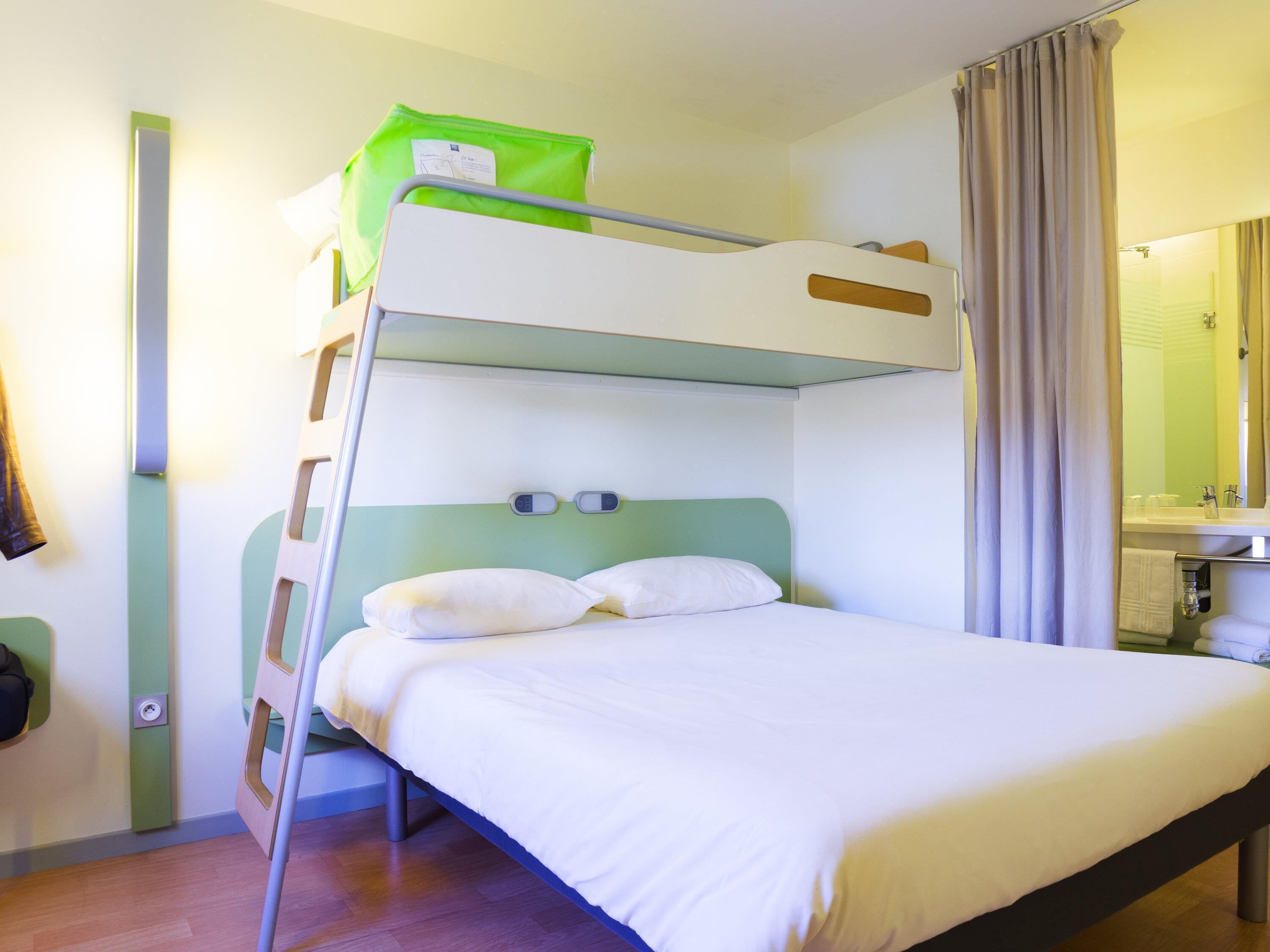 Een bureau, geluiddichte muren, gratis wifi, beddengoed
