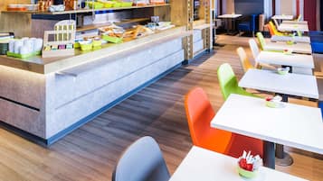 Tägliches Frühstücksbuffet (9.90 EUR pro Person)