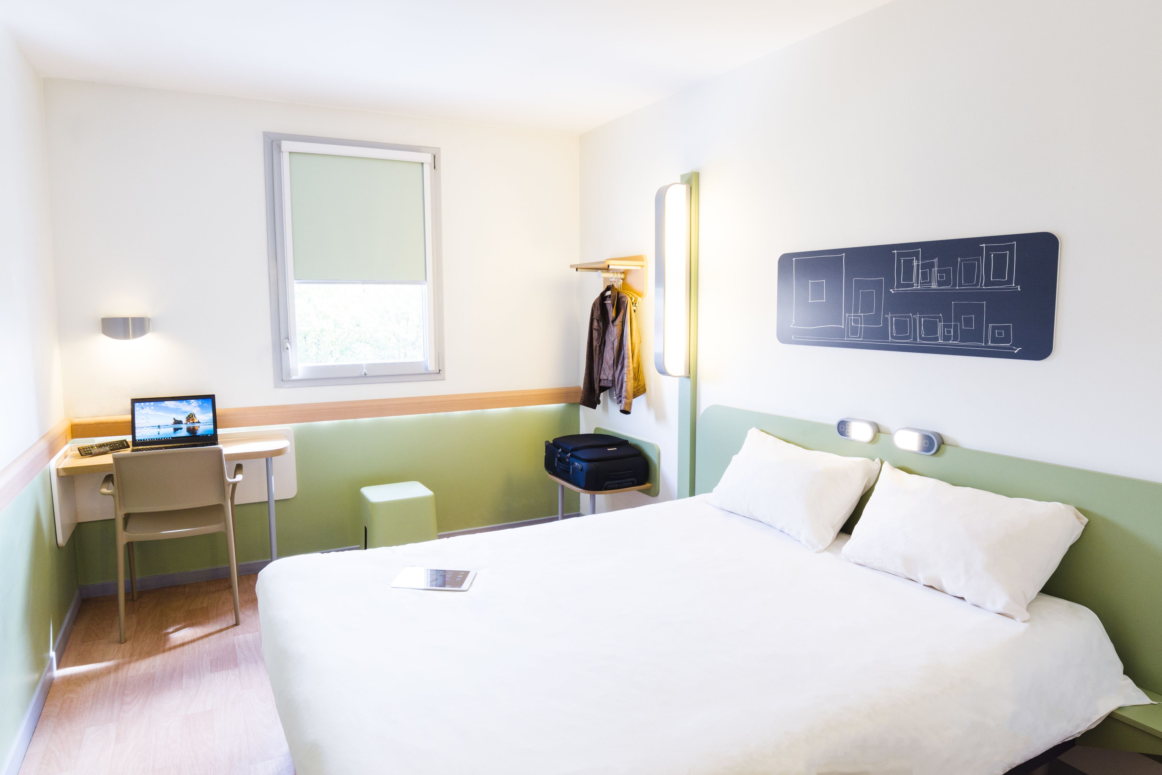 double room, multiple beds | desk, soundproofing, free wifi, bed sheets