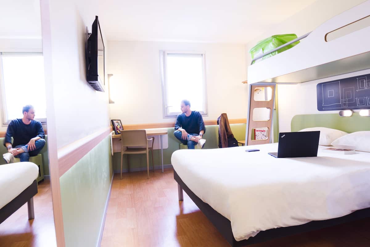 Triple Room, Multiple Beds | Desk, soundproofing, free WiFi, bed sheets