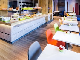 Se ofrece un desayuno bufé todos los días (por un coste adicional)