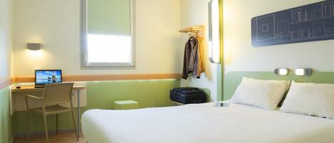 Double Room, Multiple Beds | Desk, soundproofing, free WiFi, bed sheets