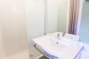 Værelse med 2 enkeltsenge - 2 enkeltsenge | Badeværelse | Bruser, miljøvenlige toiletartikler, håndklæder