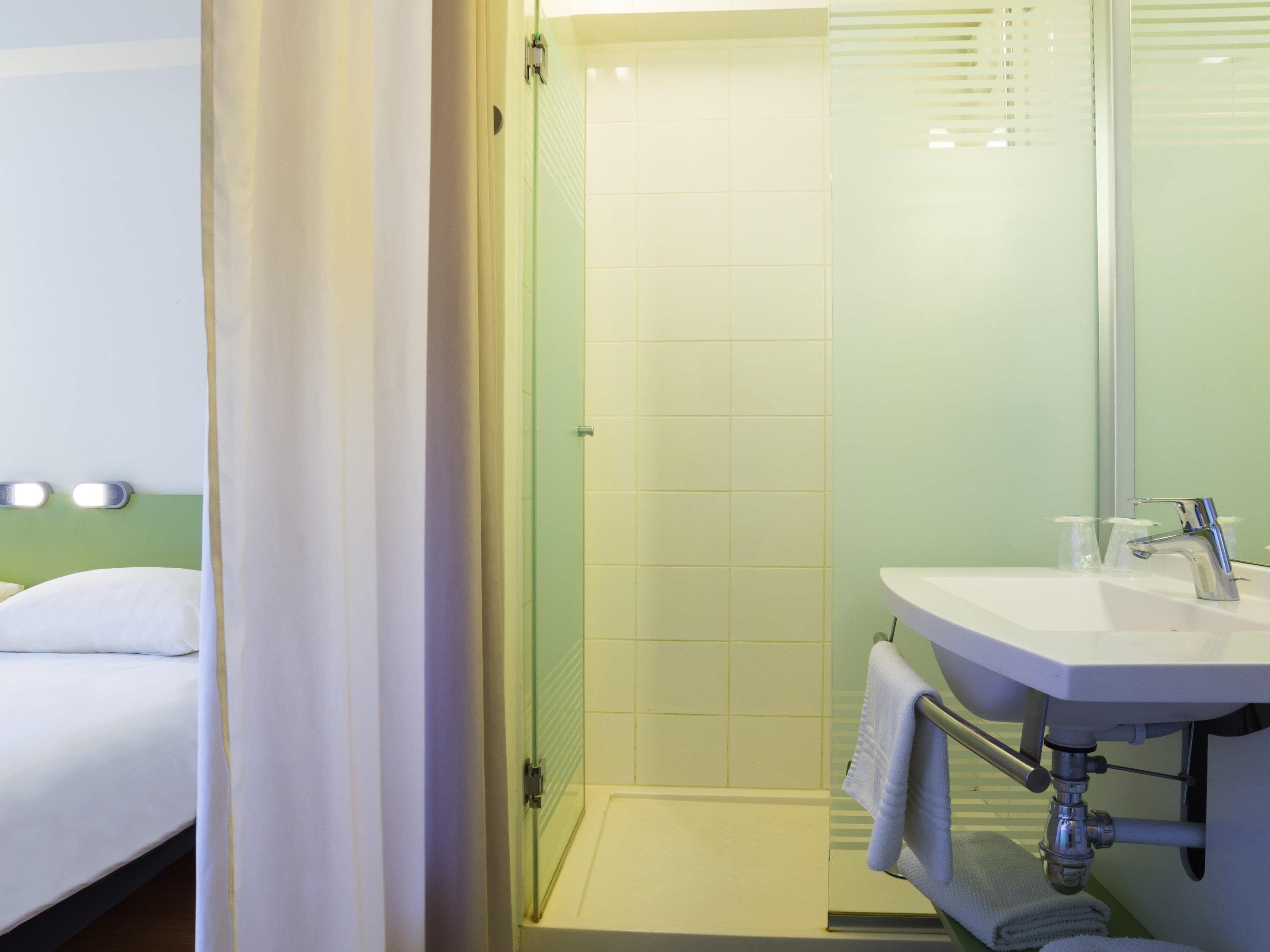 Bureau, chambres insonorisées, Wi-Fi gratuit, draps fournis