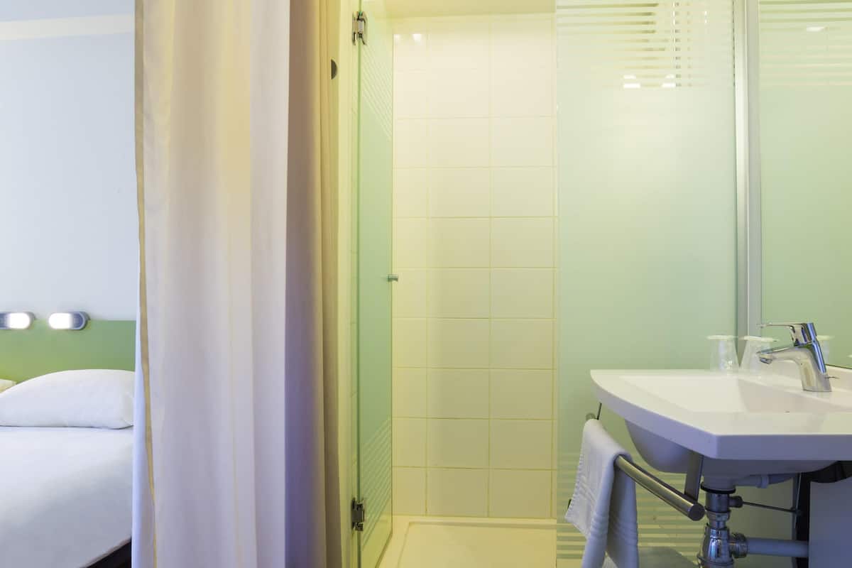 Desk, soundproofing, free WiFi, bed sheets