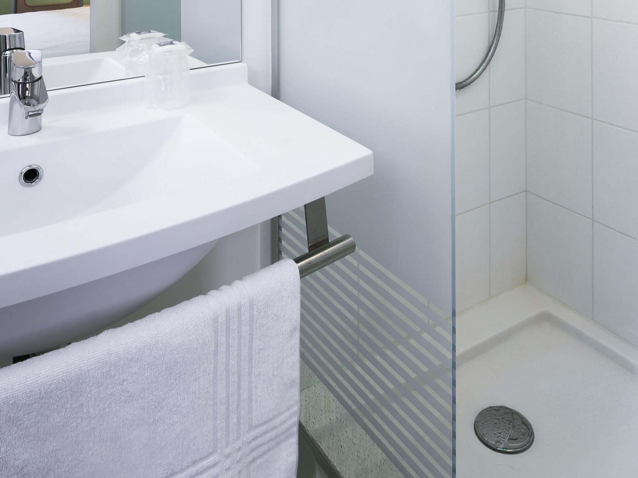 Suite estándar, 2 camas dobles (Family) | Escritorio, sistema de insonorización, wifi gratis y ropa de cama