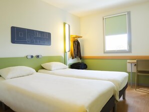雙床房, 2 張單人床 | 書桌、隔音、免費無線上網、床單