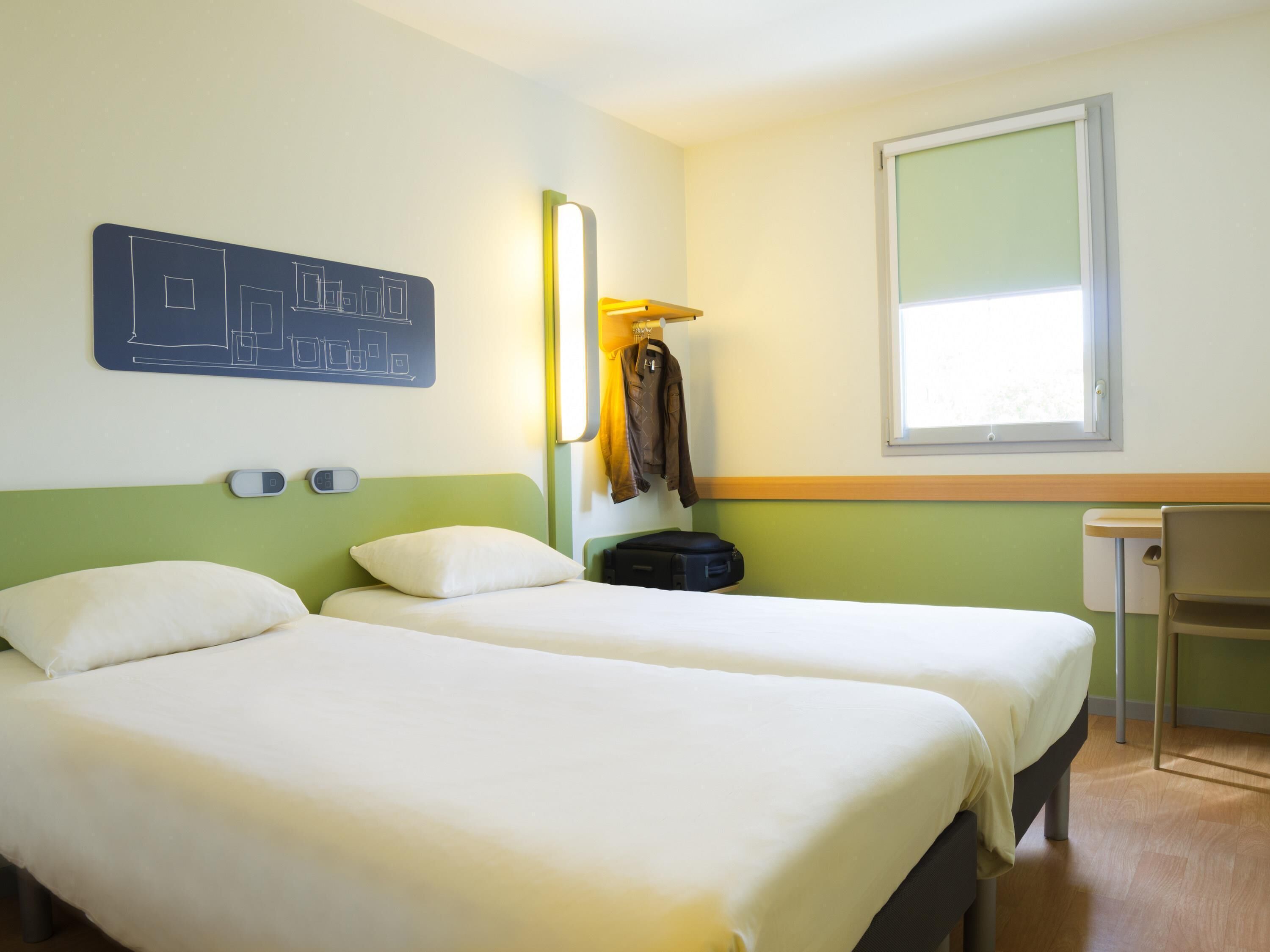 Twin kamer, 2 eenpersoonsbedden | Een bureau, geluiddichte muren, gratis wifi, beddengoed