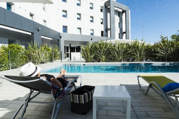 Una piscina al aire libre